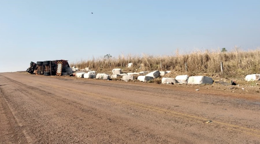 Imagem: Carreta carregada de Algodao tomba na MT 140 Motorista perde o controle e tomba carreta com 40 toneladas de algodão