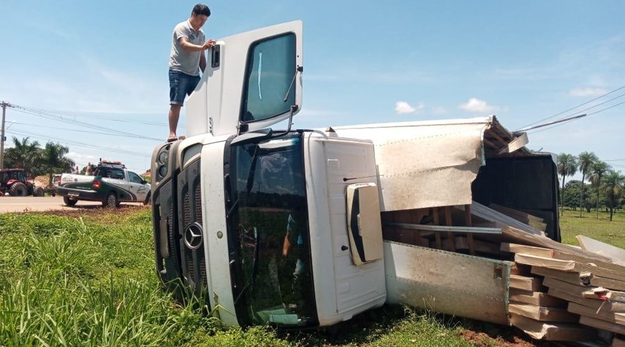 Imagem: Caminhao tomba ao colidir com veiculo em rodovia Motorista invade pista contrária e bate em caminhão