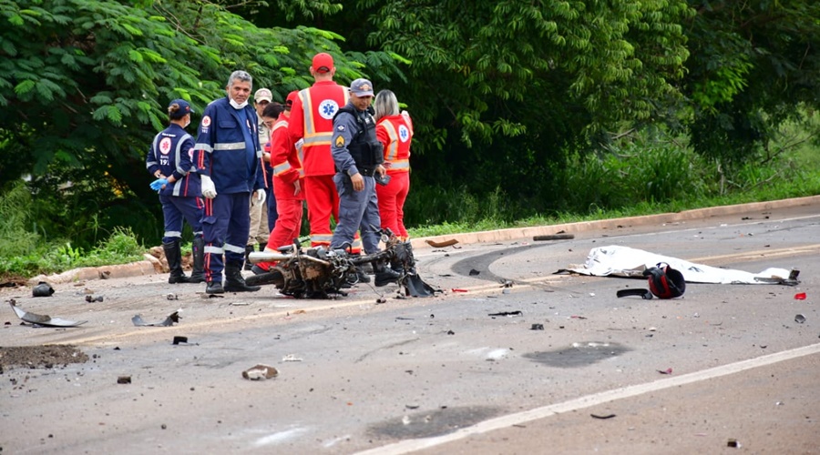 Imagem: av Motociclista morre após bater em carreta na MT-130