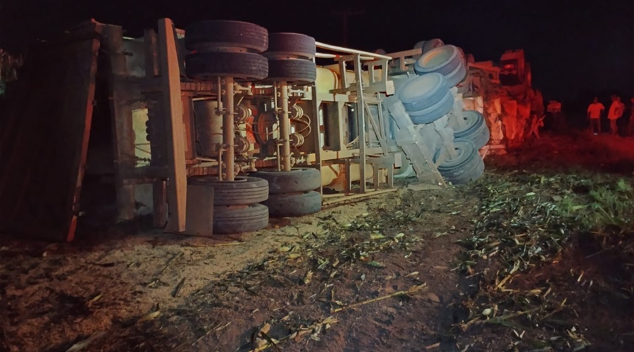 Imagem: carreta 1 Motorista morre preso às ferragens após carreta tombar na MT-448