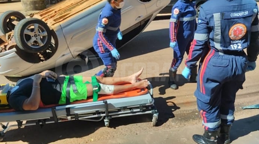 Imagem: vitima 3 Carro capota após ser atingido em cruzamento e motorista fica ferido