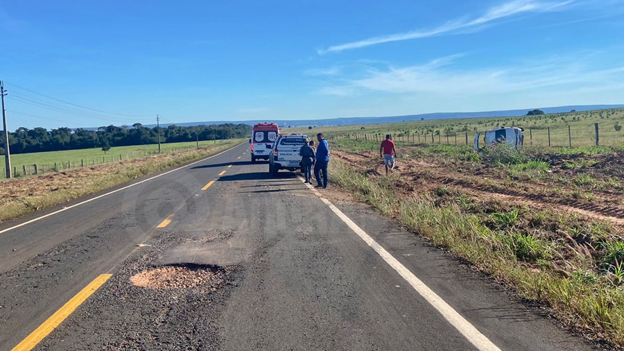 Imagem: Motorista perde o controle da direcao ao passar por buraco e capota veiculo com quatro pessoas1 Motorista perde o controle da direção após desviar de buraco e capota veículo com quatro pessoas