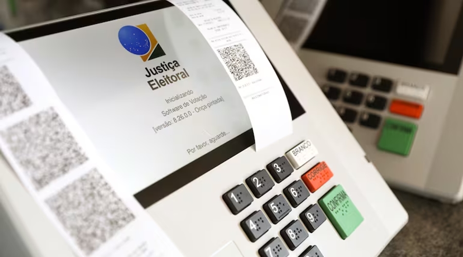 Imagem: URNA ELETRONICA TSE proíbe uso de conteúdos com IA nas 72 horas antes e 24 horas após a eleição Imagem: URNA ELETRONICA TSE proíbe uso de conteúdos com IA nas 72 horas antes e 24 horas após a eleição