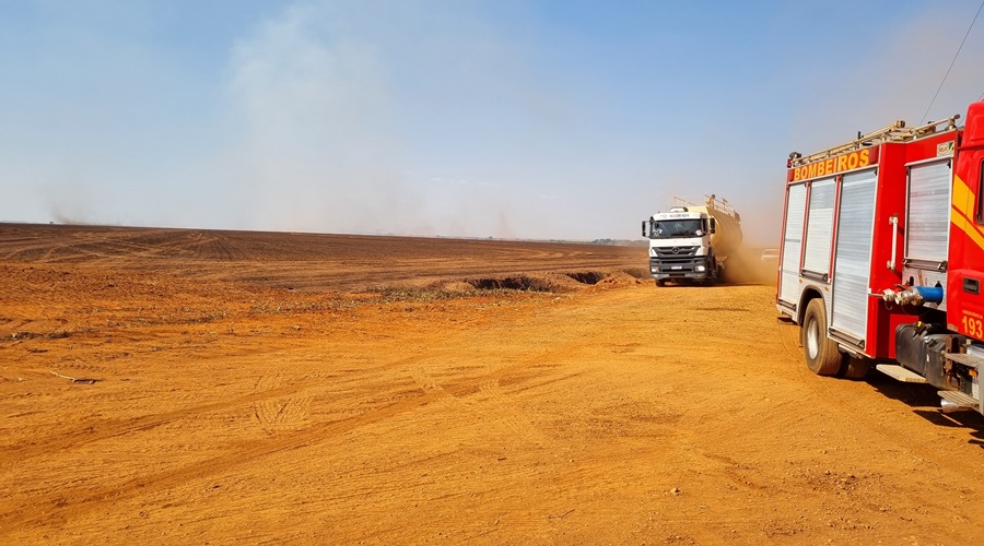 Imagem: fogo2 Bombeiros precisaram de 20 caminhões-pipa para controlar incêndio em lavoura; cerca de 12 hectares foram atingidos Imagem: fogo2 Bombeiros precisaram de 20 caminhões-pipa para controlar incêndio em lavoura; cerca de 12 hectares foram atingidos