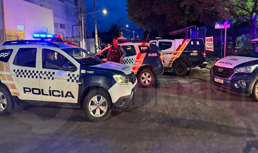 Imagem: Viaturas da PM Polícia Militar impede fuga e prende foragido com moto roubada no bairro Sagrada família