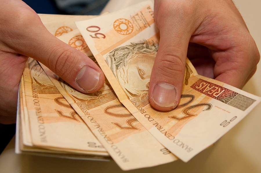 Imagem: segurando dinheiro Dívida pública fica em 82,9% do PIB, e déficit soma R$ 5,5 bilhões Imagem: segurando dinheiro Dívida pública fica em 82,9% do PIB, e déficit soma R$ 5,5 bilhões