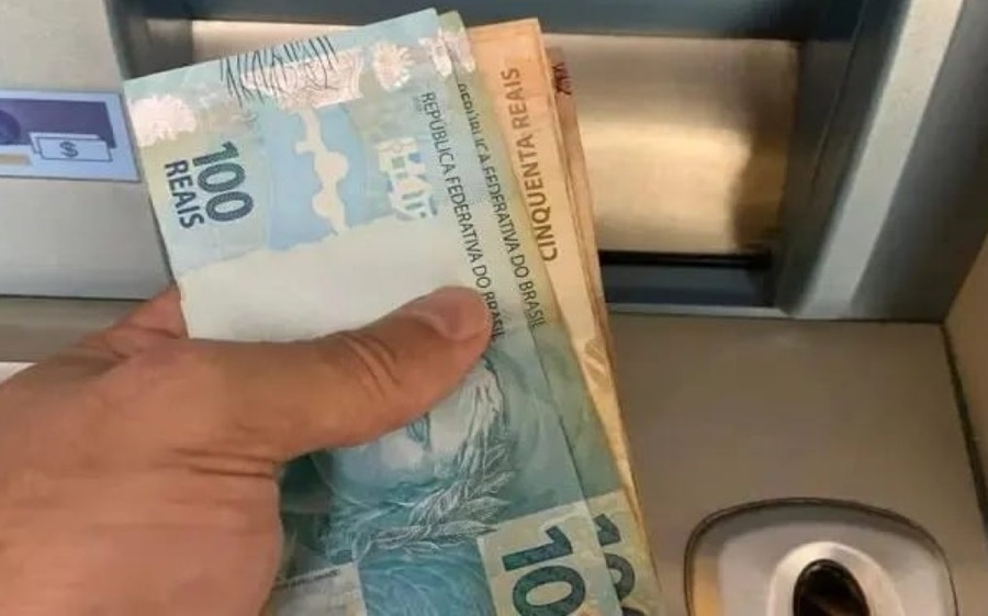 Imagem: Sacando dinheiro Teto do INSS sobe e aposentados poderão ganhar até R$ 8.475 por mês