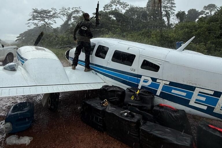 Aeronave carregada com meia tonelada de cocaína é apreendida durante ...
