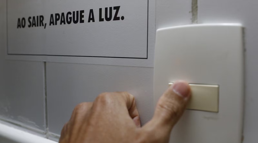 Imagem: luz Entenda como o novo selo do Inmetro 2026 ajuda você a gastar menos energia