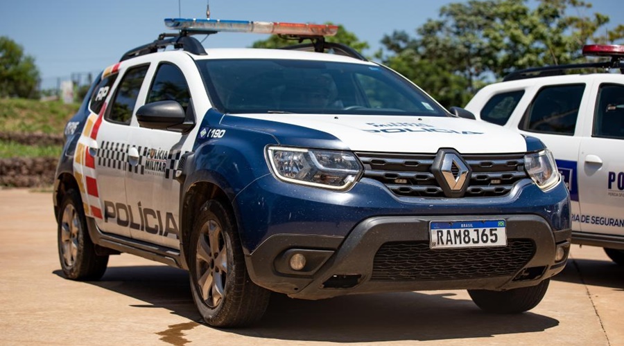 Imagem: VIATURA PM Casal é preso pela Polícia Militar após expulsar adolescente de 13 anos de casa em Jaciara