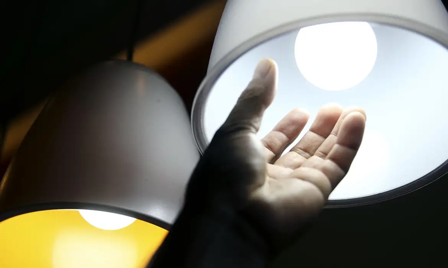 Imagem: cONTA DE ENERGIA Conta de luz segue com cobrança extra: Aneel mantém bandeira amarela em agosto Imagem: cONTA DE ENERGIA Conta de luz segue com cobrança extra: Aneel mantém bandeira amarela em agosto