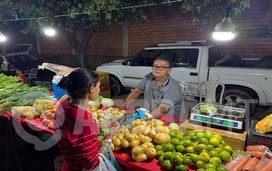 Imagem: Feirante Luis Carlos Frutas e legumes estão mais baratos na safra de janeiro Imagem: Feirante Luis Carlos Frutas e legumes estão mais baratos na safra de janeiro