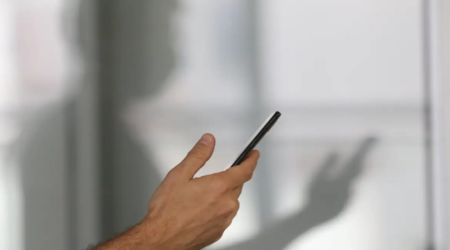 Imagem: celular Ministério da Fazenda suspende 14 sites de apostas por irregularidades e descumprimento de normas Imagem: celular Ministério da Fazenda suspende 14 sites de apostas por irregularidades e descumprimento de normas