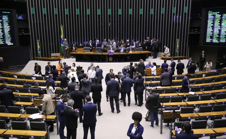 Imagem: Deputados e senadores durante a sessao Salários no Congresso: Senado aprova reajuste a servidores da Câmara