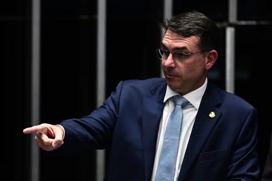 Imagem: Flavio Bolsonaro Justiça manda apagar foto gerada por IA que associa Flávio Bolsonaro a Vorcaro