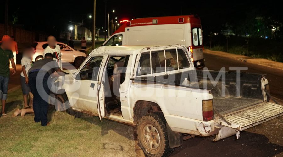 Imagem: 2 1 Caminhonete capota após ser atingida por veículo na Avenida Bandeirantes em Rondonópolis
