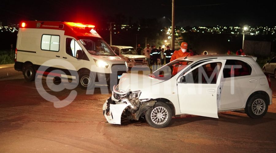 Imagem: 4 1 Caminhonete capota após ser atingida por veículo na Avenida Bandeirantes em Rondonópolis