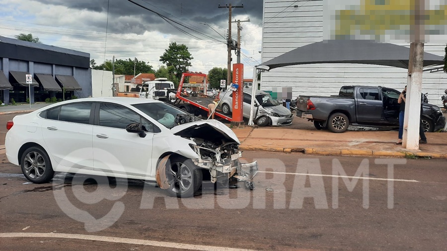Imagem: Aciden te na regiao central Mulher passa mal ao volante e causa acidente envolvendo três veículos; duas pessoas ficaram feridas