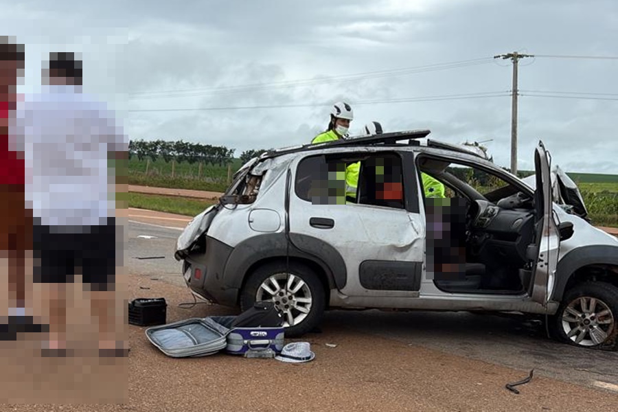 Imagem: Acidente BR MT 01 Duas pessoas morrem e carro fica destruído em capotamento na BR-163 em Rondonópolis