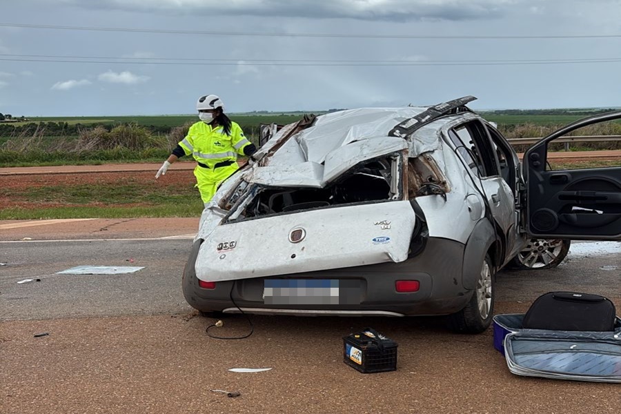 Imagem: Acidente BR MT Duas pessoas morrem e carro fica destruído em capotamento na BR-163 em Rondonópolis