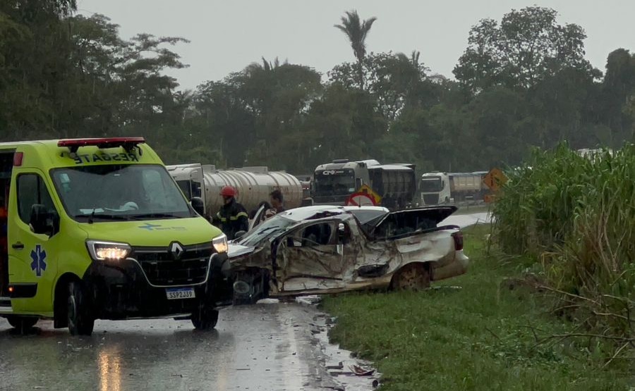 Imagem: Acidente na BR 364 Acidente entre quatro veículos deixa 1 pessoa morta e três feridas na BR-364; pista estava molhada