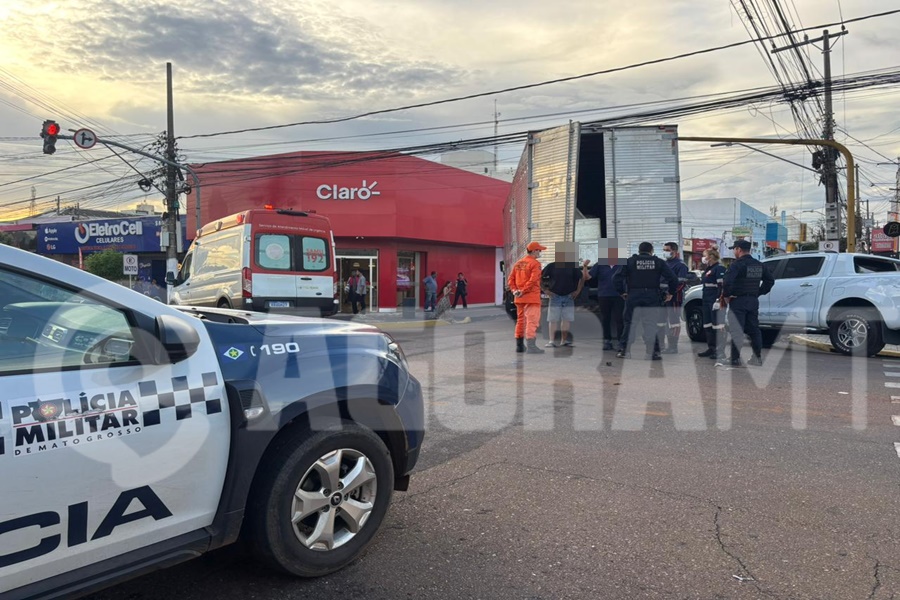 Imagem: Acidente na regiao central Acidente entre caminhão e ônibus municipal deixa via na região central interditada
