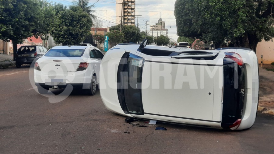 Imagem: Acidente no Centro de Rondonopolis Rondonópolis | Colisão na rua Floriano Peixoto com a avenida Marechal Dutra causa tombamento
