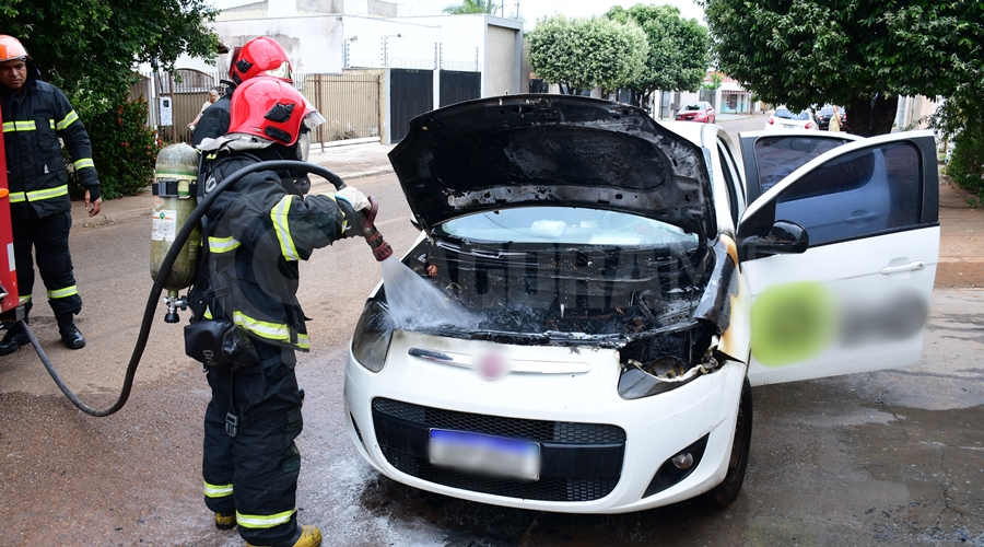 Imagem: Bombeiro combatendo incendio em veiculo 02 Carro estacionado em frente a residência pega fogo "misteriosamente" no bairro Cidade Alta