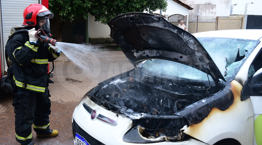 Imagem: Bombeiro combatendo incendio em veiculo Carro estacionado em frente a residência pega fogo "misteriosamente" no bairro Cidade Alta