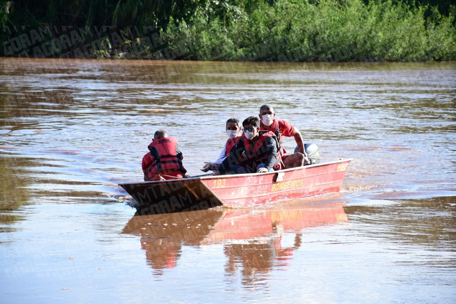 Imagem: Bombeiros procurando o corpo Corpo de mulher é encontrado no Rio Vermelho em Rondonópolis com sinais de violência