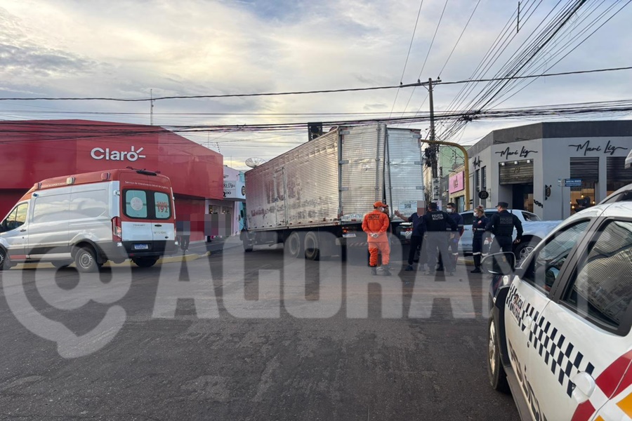Imagem: Caminhao envolvido em acidente Acidente entre caminhão e ônibus municipal deixa via na região central interditada