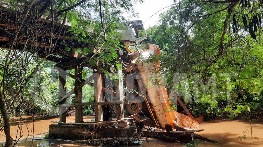 Imagem: Caminhao ficou pendurado Em nota, Prefeitura diz que veículo excedeu o peso permitido e que uma nova ponte já está em processo licitatório