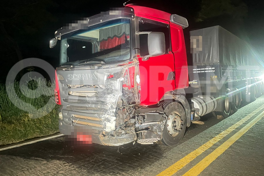 Imagem: Carreta envolvida no acidente Motorista morre preso às ferragens em grave acidente na Serra da Petrovina na BR-364