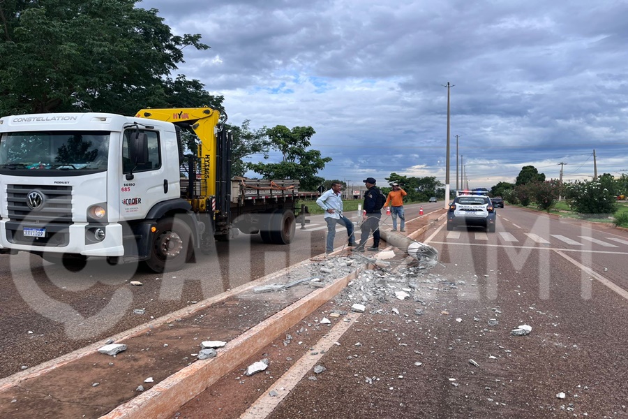 Imagem: Coder no local do acidente Caminhonete colide e derruba poste na Avenida dos Estudantes; motorista não foi encontrado