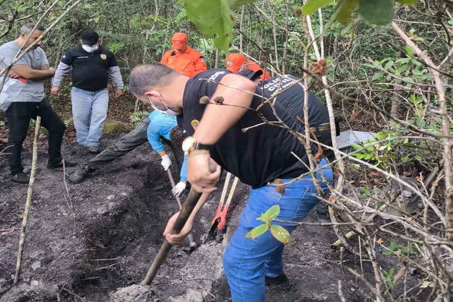 Imagem: Corpo localizado em Primavera do Leste 01 Corpo enterrado é localizado em ação conjunta da Polícia Judiciária Civil e Corpo de Bombeiros