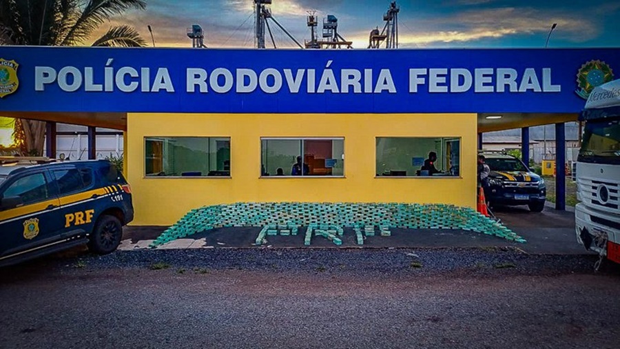 Imagem: Droga apreendida pela PRF 1 PRF apreende quase meia tonelada de pasta base de cocaína em caminhão-tanque na BR-364