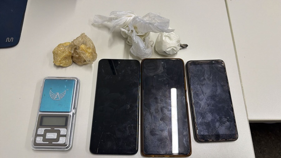 Imagem: Droga e celulares apreendidos 1 Em continuidade a Operação Tolerância Zero, Força Tática prende homem por suspeita de tráfico de drogas Imagem: Droga e celulares apreendidos 1 Em continuidade a Operação Tolerância Zero, Força Tática prende homem por suspeita de tráfico de drogas
