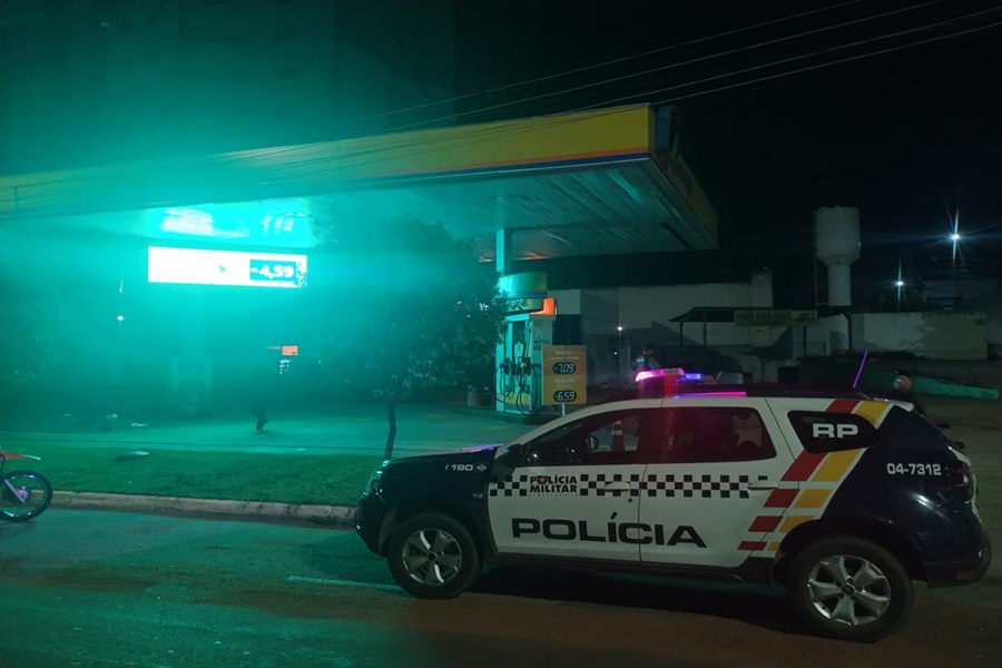 Imagem: Homem eprso tentando por fogo em posto PM prende homem por tentativa de incêndio em posto de combustível em Rondonópolis