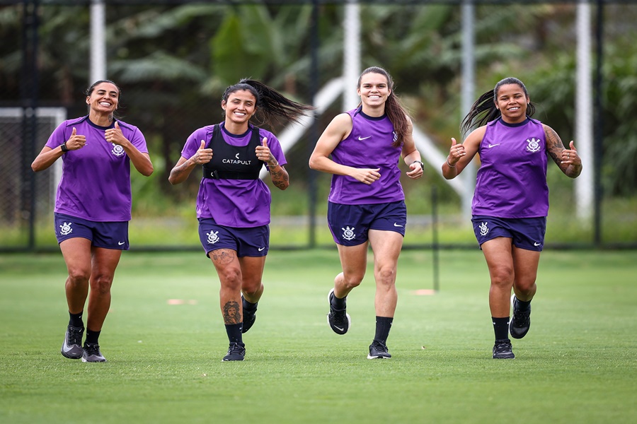 Imagem: Jogadora Ana Vitoria em treino Futebol feminino: Ana Vitória é do Corinthians