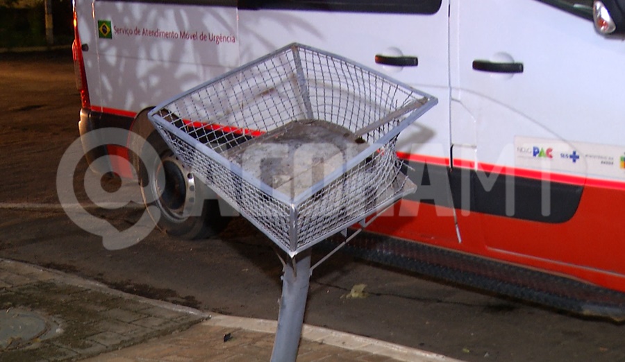 Imagem: Lixeira que a moto bateu Motociclista delivery fica ferido com suspeita de fratura após perder o controle e bater em lixeira