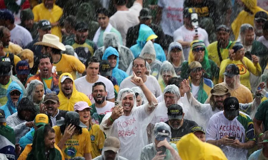 Imagem: Manifestacao Raio atinge manifestantes na Praça do Cruzeiro, em Brasília