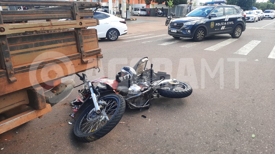 Imagem: Moto envolvida no acidente 1 Mesmo com sinalizações de trânsito, mais um acidente é registrado com motociclista ferido