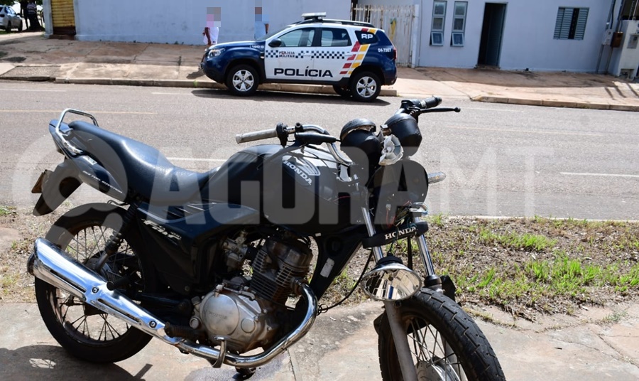 Imagem: Moto envolvida no acidente Acidente entre moto e carro deixa dois jovens feridos em Rondonópolis; foram socorridos pelo Samu