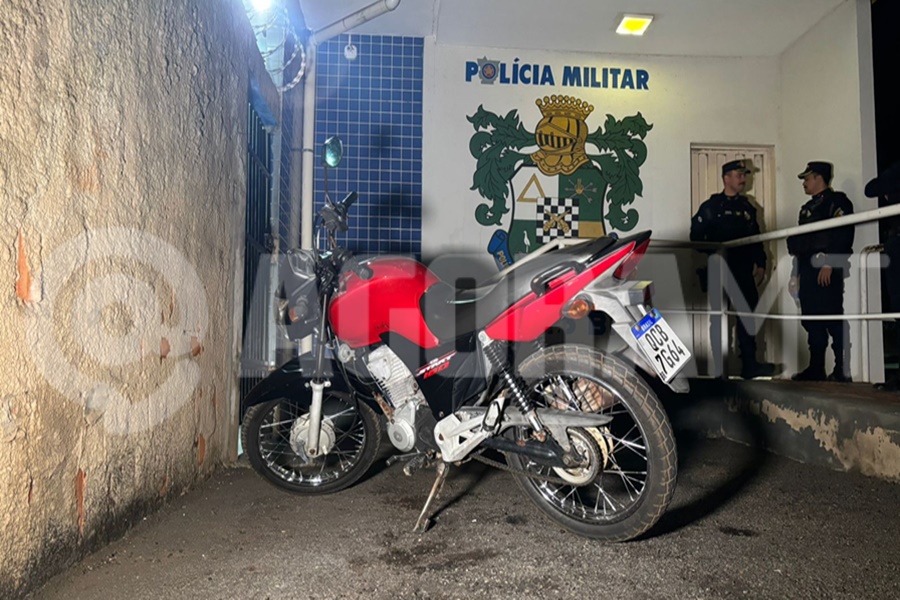 Imagem: Moto usada pelo suspeito PM demonstra força operacional e prende indivíduo momentos após ele realizar roubo em Rondonópolis