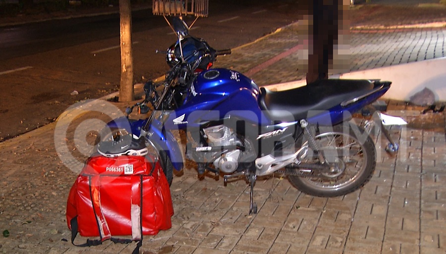 Imagem: Motocicleta da vitima Motociclista delivery fica ferido com suspeita de fratura após perder o controle e bater em lixeira