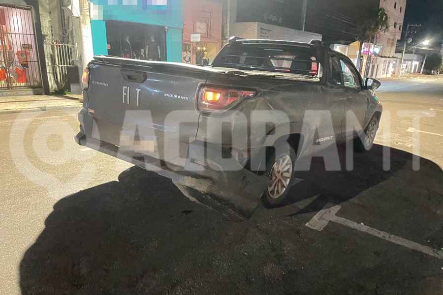 Imagem: Picape envolvida no acidente Colisão entre dois veículos deixa motociclista ferido em cruzamento no Centro de Rondonópolis Imagem: Picape envolvida no acidente Colisão entre dois veículos deixa motociclista ferido em cruzamento no Centro de Rondonópolis