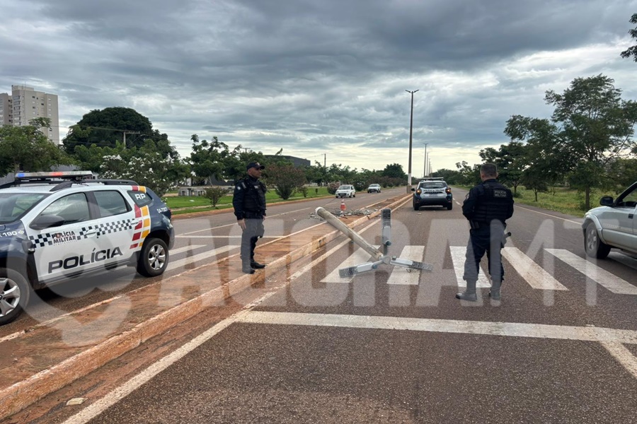 Imagem: Policia Militar no local do acidente Caminhonete colide e derruba poste na Avenida dos Estudantes; motorista não foi encontrado