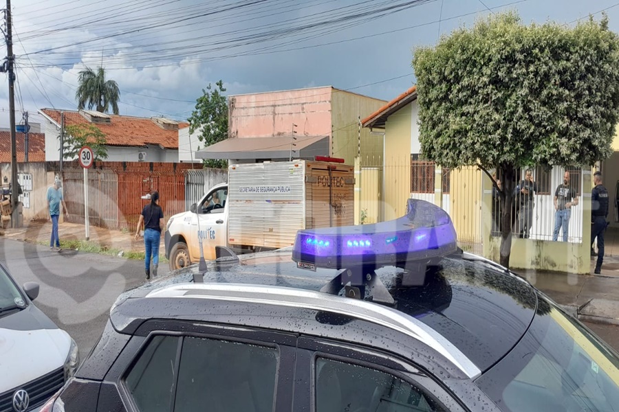 Imagem: Politec no local do crime Idoso é encontrado morto com pés e mãos amarrados; polícia suspeita de latrocínio