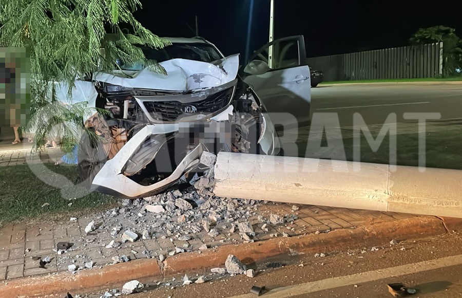 Imagem: Poste foi arrancado com o impacto da batida Mãe e filha ficam feridas após carro colidir com poste próximo ao Parque de Exposições