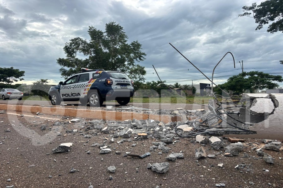 Imagem: Poste tombado na Avenida dos Estudantes Caminhonete colide e derruba poste na Avenida dos Estudantes; motorista não foi encontrado